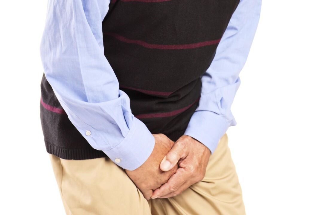 Mužov s kongestívnou prostatitídou trápi bolesť alebo ostrá bolesť v oblasti slabín